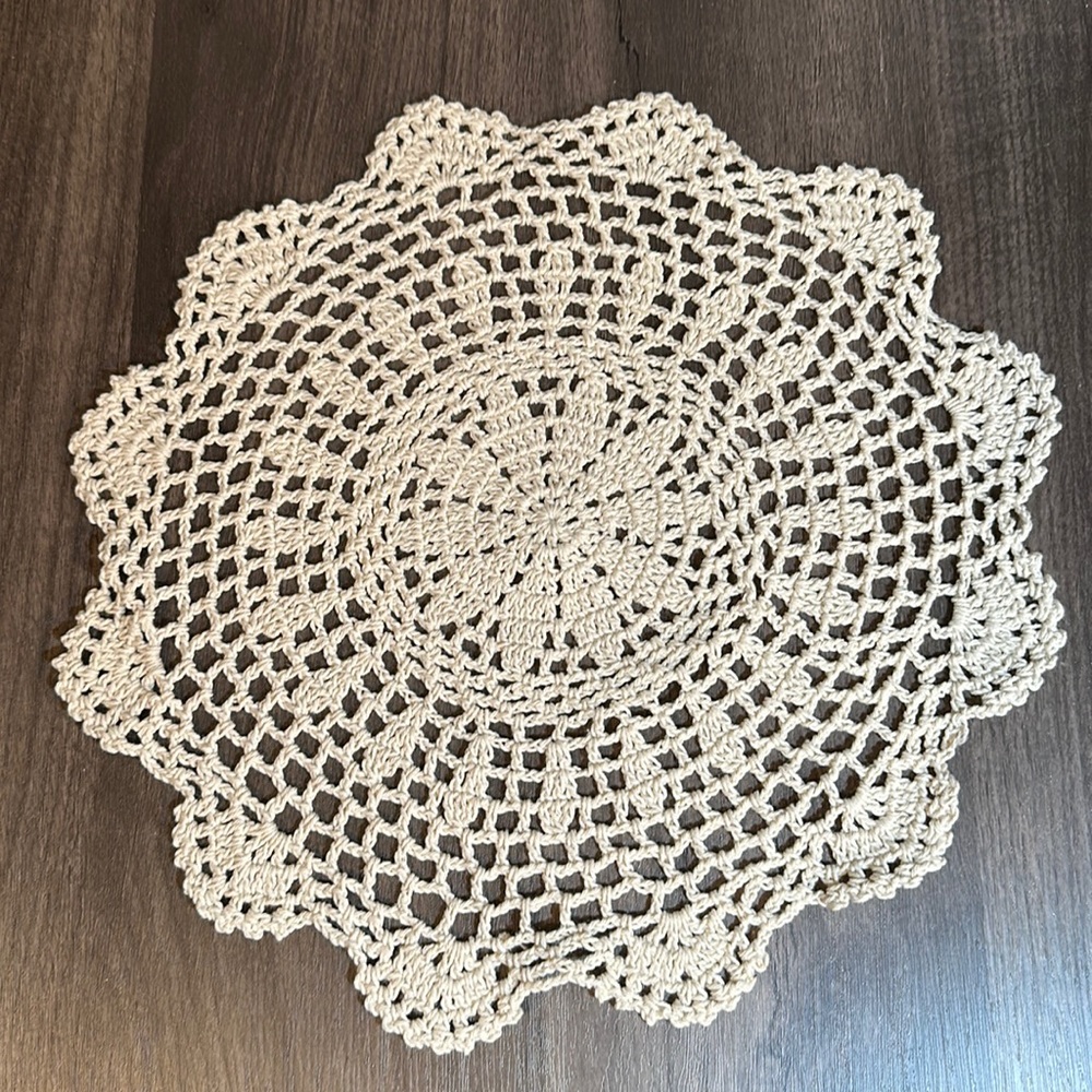 (5) Round crochet lace doily